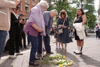 Wie die Stolpersteine-Aktion Familienzweige zusammenführt - Am damaligen Wohnhaus ihrer Vorfahren schloss sich für die Angehörigen ein Kreis. Andrea Nelki, Barry Mannes und weitere Familienmitglieder waren sichtlich bewegt von der feierlichen Einweihung.