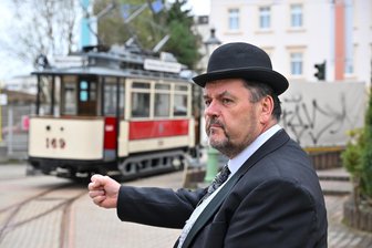 Wie die Straßenbahn nach Chemnitz kam - Jens Meiwald, Chef der CVAG, schlüpft bei Führungen über den Garagencampus in die Rolle des Ingenieurs William Roebuck.
