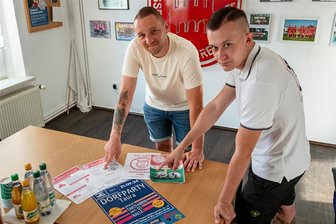 Wie die Tauraer Fußballer mit einer 11-Meter-WM ihr Vereinsjubiläum feiern - Steven Frank und Pascal Köhler (v. l.) mit den Programmen, die am Festwochenende in Taura geplant sind. Neben dem Vereinsjubiläum der Fußballer findet auch wieder die Dorfparty statt.
