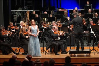 Wie die Vogtland Philharmonie in Reichenbach musikalische Gratwanderungen meistert - Dimitra Kalaitzi bei ihrem Auftritt beim 8. Sinfoniekonzert im Neuberinhaus.