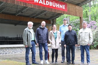 Wie die Waldbühne am Fuße von Schloss Augustusburg aus dem Dornröschenschlaf geweckt werden soll - Frank Fiedler, Sebastian Frank, Maria Bachnick, Jan Bandemer, Rico Näther und Werner Sieber (v.l.)gehören zum Verein Waldbühne Augustusburg.