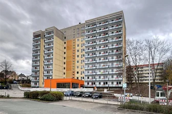 Wie die Wohnungsbaugesellschaft Zwönitztal gegen den Leerstand ankämpft - Das Hochhaus in Thalheim.