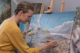 Wie diese 29-jährige Mutter aus dem Vogtland Ruhe in ihrem hektischen Alltag findet: „Wir dürfen genießen“ - Die 29-Jährige liebt es am meisten, Landschaften malen zu können.