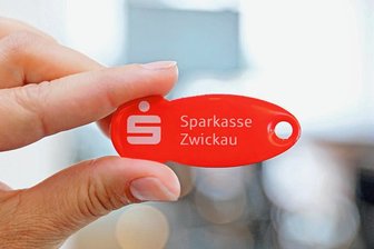 Wie dieser Schlüsselanhänger dem Zwickauer Einzelhandel helfen soll - Wer ein Konto bei der Sparkasse hat, kann sich einen dieser 100.000 Schlüsselanhänger in seiner Filiale abholen.