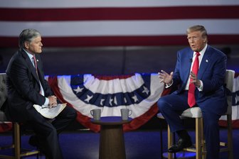 Wie Donald Trump „vier Jahre lang durch die Hölle ging“ - Fox-News-Moderator Sean Hannity (links) hat den neuen US-Präsidenten Donald Trump (rechts) als Erster nach dessen Amtsantritt interviewen dürfen.