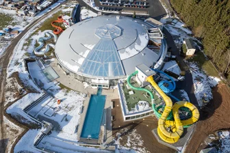 „Wie drei Monate Winter- und Herbstferien“: Neue Rutschen sorgen für Andrang in Freizeitbad im Erzgebirge - Seit der Eröffnung neuer Rutschen im Oktober kamen deutlich mehr Gäste ins Freizeitbad Greifensteine bei Geyer. Auch ein neues Außenbecken gibt es dort.