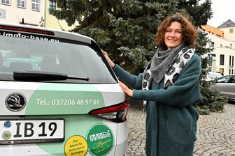 Wie dreist ist das denn? - Autodieb von Frankenberg lässt sich blitzen - Susi Richter, Chefin von Immo-Base in Frankenberg, mit einem weiteren Firmenfahrzeug.