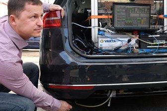 Wie Dresden ein Diesel-Fahrverbot verhindern will - Mit dieser Technik hat Tilo Roß den Zusammenhang zwischen Geschwindigkeit und Stickoxid-Ausstoß nachgewiesen.