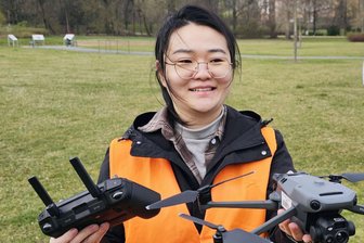 Wie Drohnen und KI die Straßen in Zwickau analysieren - Xueqi Kang steuerte die Drohne.