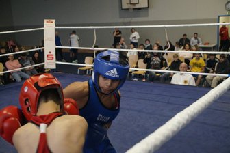 Wie ein 13-Jähriger zum besten Boxer beim Turnier um die Pokale der Stadt Zwickau wurde - Al Balochi Hamad (rechts) ließ seinem Gegner kaum eine Chance und stellte ihn oft in der Ringecke.