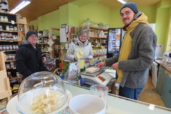 Wie ein 25-Jähriger aus Niedersachsen das Team des Unverpackt-Ladens in Werdau unterstützt - Heinrich Brockmann verstärkt derzeit das Team des Unverpackt-Ladens an der Poststraße in Werdau. Unter anderem bedient der 25-Jährige die Kunden.