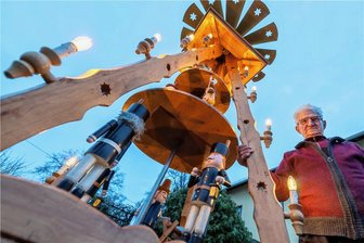 Wie ein 89-jähriger aus Erlau eine eigene, über zwei Meter große Weihnachtspyramide betreibt - Werner Kalepp ist stolz auf die Pyramide in seinem Garten in Erlau. 