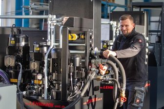 Wie ein Anlagenbauer aus Pöhl den Weltmarkt erobert - Monteur Patrick Renz an einer von der Firma Lehmann UMT in Jocketa neu gefertigten Anlage, die für den Export bestimmt ist.