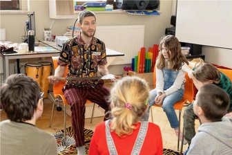 Wie ein Auerbacher mit seinem Wissen über Afrika die Welt besser machen will - Über seinen Aufenthalt in Ghana, den Kakaoanbau und Kinderarbeit berichtet der Auerbacher David Twers (Mitte) Kindern der Rodewischer Schiller-Grundschule. Als Referent macht sich der gelernte Erzieher gerade selbstständig.