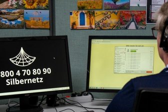 Wie ein Berliner Verein im Erzgebirge gegen Einsamkeit hilft - Unter der in Deutschland einheitlichen und kostenfreien Rufnummer 0800 4708090 finden einsame Menschen, die das Bedürfnis haben, mit jemandem zu reden, zwischen 8 und 22 Uhr einen Ansprechpartner. Am anderen Ende der Leitung sitzen nun auch zwei Erzgebirgerinnen. 
