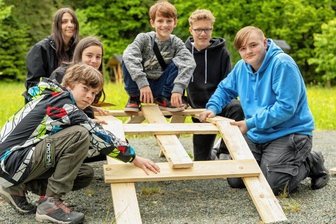 Wie ein Brückenbau bei der Berufsorientierung hilft - Schüler von der DPFA-Regenbogen-Schulen in Zwickau haben in Eich aus Holzbrettern eine Leonardo-Brücke gebaut.