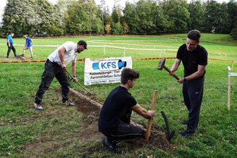 Wie ein Busch bei „Rund um Zschopau“ die Massen fasziniert - In dieser Woche herrschte fast jeden Tag reger Betrieb am Hübler-Busch bei Waldkirchen. Nico Mager, Colin Olbrich und Enrico Oeser (vorn rechts) sowie viele weitere Helfer waren damit beschäftigt, die dortige Sonderprüfung für die Geländefahrt "Rund um Zschopau" herzurichten.