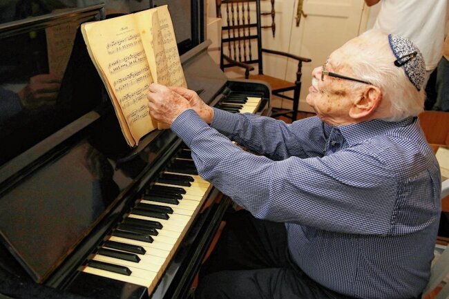 Wie ein Chemnitzer Klavier zum Symbol des Überlebens wurde - Shlomo Margulies an seinem Klavier in Israel. Daran spielte er früher oft in Chemnitz. Für eine Ausstellung wurde es nach Berlin gebracht. 