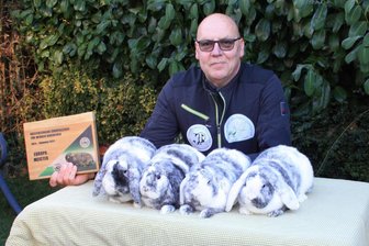Wie ein Crimmitschauer Europameister wurde – mit seinen Kaninchen - Jörg Baumkötter mit seiner Siegerzuchtgruppe „Deutsche Kleinwidder Rhönfarbig“.