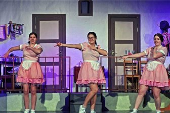 Wie ein Dorf aus dem Erzgebirge mit viel Humor den Aberglauben austreibt - Die Hormersdorfer Mundarttheaterleute proben für die 30. Spielsaison den Schwank "De Gewaltkur". Für pfiffige Einlagen sorgen die tanzenden Kellnerinnen: Lea, Hedi und Johanne. 