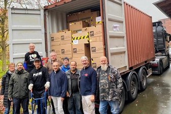 Wie ein Ehepaar im Vogtland Helfer für ein Kinder-Flüchtlingsprojekt im Ausland mobilisiert - Der Verlade-Trupp nach getaner Arbeit, oben Thomas Hascher. Dann wurden die Hilfsgüter zum Kombi-Terminal Schkopau gefahren. Dort erfolgt der Umschlag auf die Schiene, dann geht's zum Hamburger Hafen.