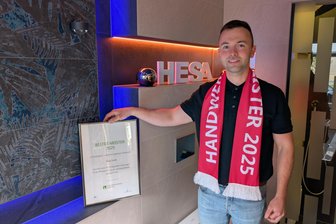 Wie ein Einser-Abiturient in Freiberg erfolgreicher Handwerksmeister wurde - Franz Kraft erhielt den Meisterschal und die Urkunde für seine bestandene Prüfung als Heizungs- und Sanitärbaumeister.