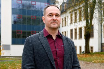 Wie ein einstiger Seiteneinsteiger in Lichtenstein Schulleiter geworden ist - Sebastian Winkler vor dem Lichtensteiner Gymnasium „Prof. Dr. Max Schneider“.