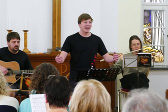 Wie ein Elektriker aus dem Erzgebirge zum Musical-Schreiber wurde - Rudi Mehner (Mitte), hier bei einer Probe in der Venusberger Kirche, wird in dem Musical auch selbst als Darsteller und Sänger zu erleben sein.