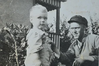 Wie ein Erzgebirger den Zweiten Weltkrieg als Kind erlebte: „Ein Granatsplitter flog knapp an meinem Kopf vorbei“ - Friedrich Conrad aus Niederwürschnitz als Kind mit seinem Vater Fritz Conrad. Der Vater überlebte den Zweiten Weltkrieg nicht.