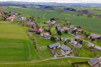 Börnersdorf im Osterzgebirge, in der Bildmitte im Vordergrund der Hof von Helmut Friebel.