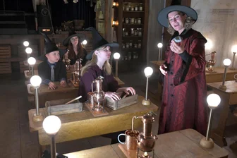 Wie ein Escape Room: Was im geheimen Laboratorium von Schloss Augustusburg hergestellt wird - Ausstellungsleiterin Claudia Glashauser ist für das Foto in die Rolle der Lehrmeisterin geschlüpft. Die „Lehrlinge“ Rica, Ben und Emily messen den Silbergehalt des Erzes.
