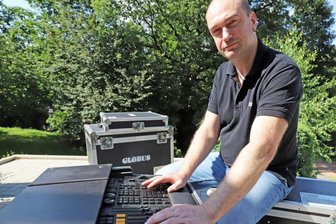 Wie ein Eventtechniker aus Oberschöna wegen Corona fast aufgegeben hätte - Ralf Eckert mit Teilen seiner Eventtechnik, die er mit seinem Unternehmen Globus Entertainment für Partys anbietet.