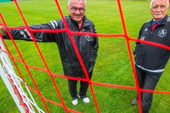 Wie ein Ex-Kapitän das Aus für sein Fußballteam verhinderte - Die Chefs des SV Adorfs - Präsident Jens Heino Beckert (li) und Vizepräsident Siegfried Jänsch - sind froh: Das Fußballteam des Vereins kann weiter in der Kreisoberliga mitspielen.