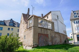 Wie ein fauler Zahn: Marodes Haus bremst Plauens City-Pläne - Kein schöner Anblick: Darf die Stadt das ungenutzte Gebäude Kirchstraße 3, in Sichtweite vom Altmarkt, abreißen? Auch Diakonie und Wohnungsbaugesellschaft WBG als Nachbarn sehen der Entscheidung entgegen.