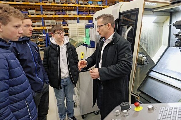 Wie ein Firmenchef Defizite in der Bildung behebt - Hydrauflex-Geschäftsführer Jan Gerber (rechts) zeigte Schülern aus der Oberschule Netzschkau die modernen Maschinen. 