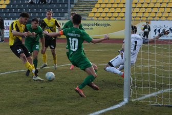 „Wie ein Fluch“: VFC Plauen kann Bock auch gegen Chemie Leipzig nicht umstoßen - Da keimte wieder Hoffnung auf: Daniel Gerstmayer (links) erzielte für Plauen den Anschlusstreffer gegen Chemie Leipzig. Mehr ließen die Gäste letztlich aber nicht zu.
