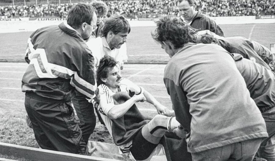 Wie ein Fotograf die Randale im Spiel Zwickau gegen Aue erlebte - Der Auer Spieler Michael Gessner (Mitte) wird verletzt auf eine Trage gehoben. 