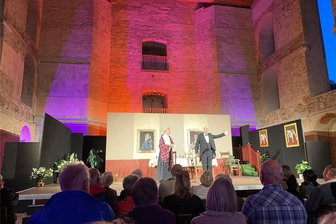Wie ein Freiberger Schauspielerduo die Sommerkirche Mochau bei Döbeln erobert - Andreas Pannach (l.) und Andreas Kuznick begeisterten am Sonntagabend in der Sommerkirche Mochau.