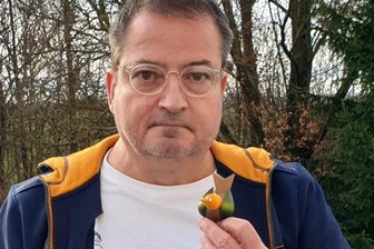Wie ein Freie-Presse-Redakteur das Jahr 2022 erlebte: Der Krebs und mein Charlie - Ulrich Hübler und sein Maskottchen. Die Geschichte dahinter: "Mein Freund wollte mich einen Tag nach der Diagnose nicht grübeln lassen. Wir fuhren nach Seiffen. Er kaufte einen großen Räuchermann, ich einen kleinen, hölzernen Vogel. "Charlie" nannte ich ihn und schenkte ihn meiner Freundin." 
