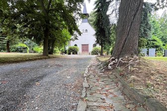Wie ein Friedhof im Vogtland auf Vordermann gebracht werden soll - Ausgespülte Wege und kaputte Entwässerungsrinnen auf dem Friedhof Oberreichenbach.