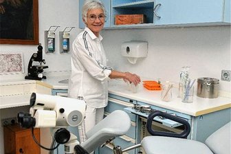 Wie ein Fünfer im Lotto: Langjährige Frauenärztin in Frauenstein übergibt ihre Praxis an eine Nachfolgerin - Annemarie Kurenz während der letzten Arbeitstage in ihrem Untersuchungszimmer in ihrer Frauensteiner Praxis. 