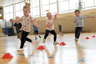 Wie ein Fußballverein im Erzgebirge Kleinkinder zum Sport animiert - Im Slalom um die Hütchen: Kleine Herausforderungen wie diese gehören zum neuen Kindersportangebot des FC Concordia Schneeberg.