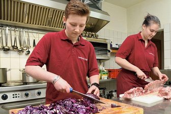 Wie ein Gasthof im oberen Vogtland mit etwas Neuem an den Start geht - Sorgen seit vergangenem Jahr für frischen Wind in der Küche: Lea Denise Kutsche (rechts im Bild) und Jenny Losleben.