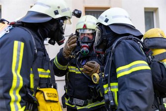 Wie ein Großvermieter in Freiberg seine Mieter schützt - Die Freiwillige Feuerwehr Freiberg hat am Mittwochabend in einem leer stehenden Wohnblock an der Karl-Kegel-Straße in Freiberg das Löschen eines Wohnungsbrandes und das Retten von Personen geübt. Die Wohnungsgenossenschaft Freiberg will als Hauseigentümerin mit dem Training die Sicherheit für ihre Mieter erhöhen.