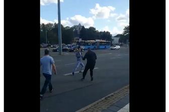Szene aus dem Handyvideo, das am 26. August 2018 auf der Chemnitzer Bahnhofstraße entstand. Man hört eine Frauenstimme, die zu einem Unbekannten sagt: "Hase, du bleibst hier!" Über den Twitter-Account (heute x.com) "Antifa Zeckenbiss" verbreitete sich das Video schnell im Internet.