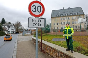 Wie ein Hausmeister für Tempo 30 auf der Bundesstraße in Oberlungwitz sorgte - Schulhausmeister Jörg Schubert am lang ersehnten Tempo-30-Schild an der Pestalozzi-Oberschule.