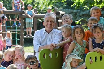 Wie ein Hohndorfer ein sächsisches Schulimperium gründete - Rüdiger School im Kreise von Kindern der Kita "Sunny Kids" in Glauchau-Gesau. Es ist die erste Einrichtung, die er übernommen hat. 