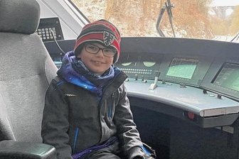 Wie ein ICE im Vogtland einen Achtjährigen glücklich machte - Der achtjährige Bilal durfte im Führerstand Platz nehmen - und war überglücklich.