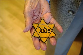 Wie ein Jude aus dem Erzgebirge den Holocaust überlebte - Ein "Judenstern" in der Hand von Hanuš Hron. Dies ist eines der wenigen Dinge aus seiner KZ-Zeit in Theresienstadt, die der ehemalige Häftling sich aufgehoben hat.