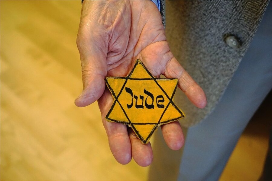 Wie ein Jude aus dem Erzgebirge den Holocaust überlebte - Ein "Judenstern" in der Hand von Hanuš Hron. Dies ist eines der wenigen Dinge aus seiner KZ-Zeit in Theresienstadt, die der ehemalige Häftling sich aufgehoben hat. 